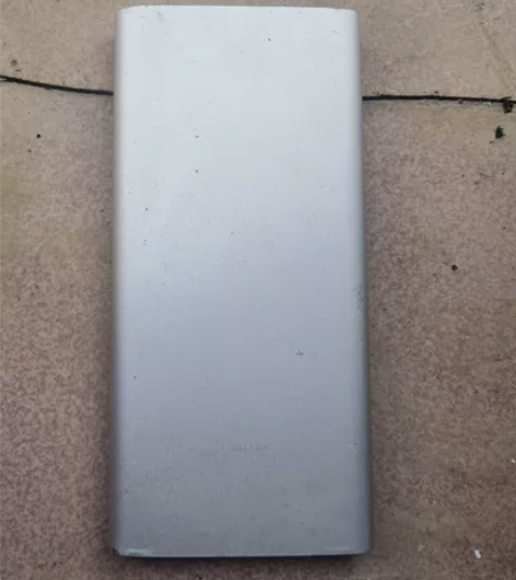 小米充电宝二代，一万毫安电池，用了有点久了...