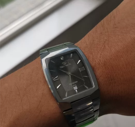 天王手表，镶砖表盘，纯钨钢表带，走时准确。...