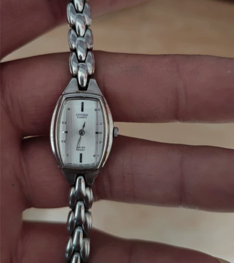 西铁城女款电子手表，精致轻巧，品相好，赶快...