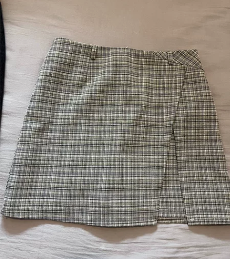 2021年线下实体店购买，短款A字裙，很厚...