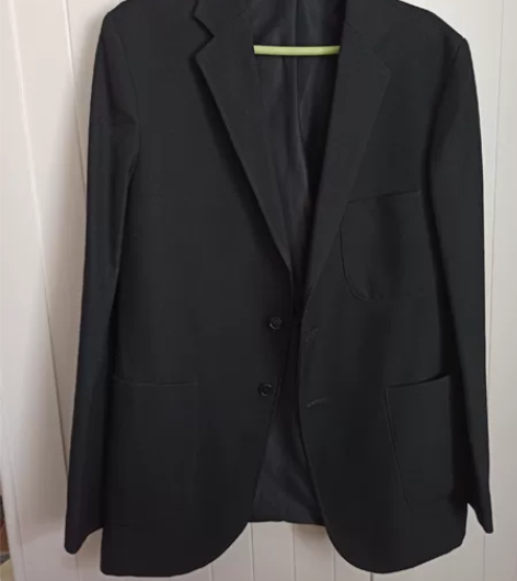 男休闲黑色西装上衣，九新，長75.胸围98...