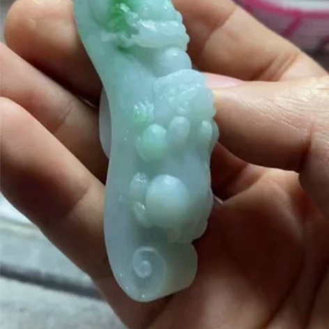 望子成龙！雕工精细，纯手工雕刻，龙勾翡翠挂...