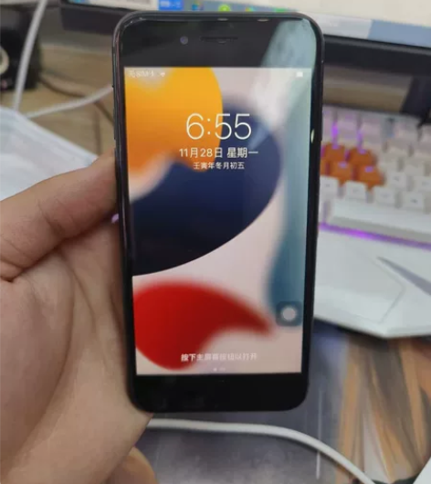 小8  64G 9新  换过电池 感兴趣的...
