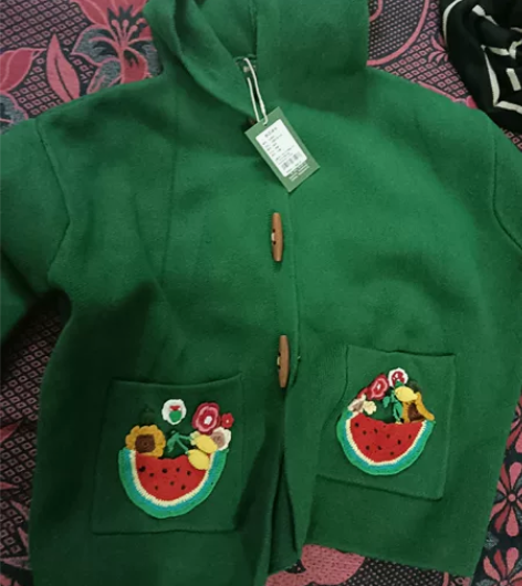 朝花夕拾的绿色针织衫，均码，全新。吊牌在。...