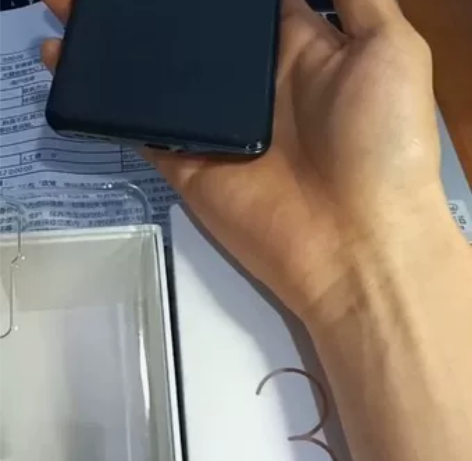 ?原装在保指纹解锁，中兴axon30，屏下...