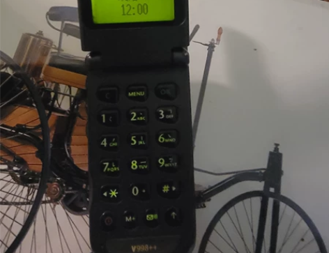 摩托罗拉998手机,品相好,无拆无修,插4...