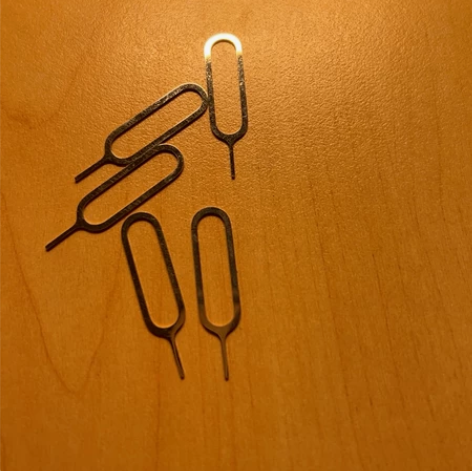 苹果官方取卡针,20一个不包邮,手机自带的...