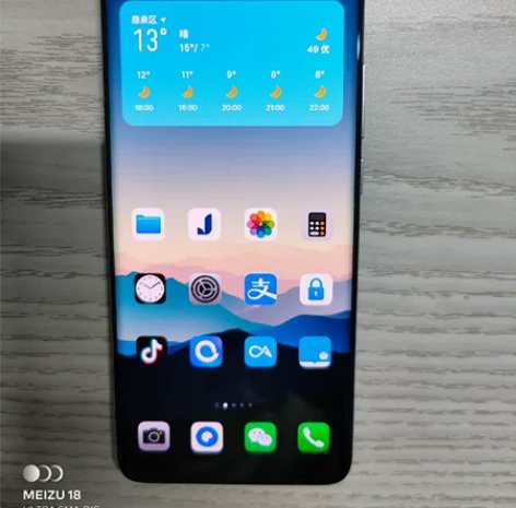 魅族18 等风改渡海，橙色一般，摄像头上方...