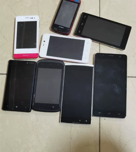 八台不知名手机（有两台诺基亚，两台朵唯，一...