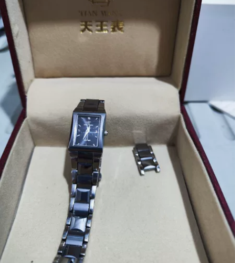 天王石英手表女表。钨钢表带，不怕划。正常使...
