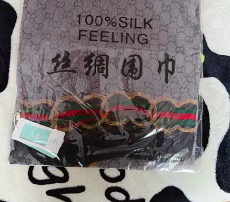 朋友送的围巾 暂时用不到 全新转让 有喜欢...
