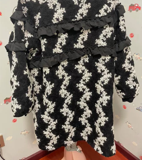 很厚实的毛呢裙子 垮肩款更显可爱  荷叶边...