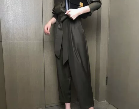绿灰色连体裤 感兴趣的话点“我想要”和我私...