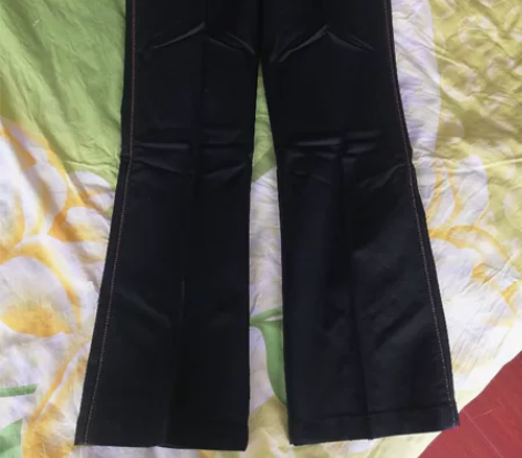 黑色微喇高弹休闲裤 感兴趣的话点“我想要”...
