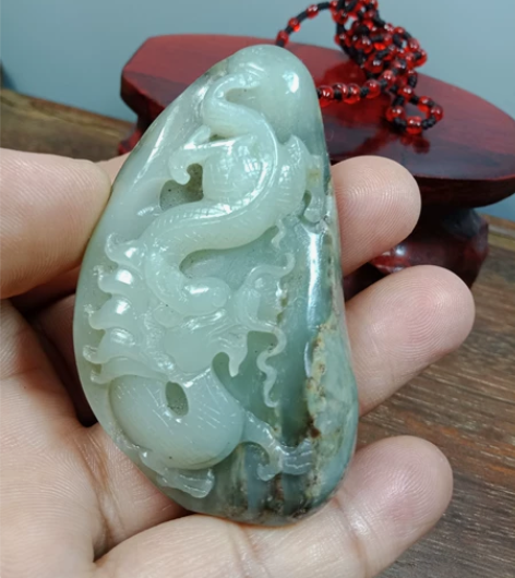 和田玉皮料玉雕龙,玉质油润天然沁色做工精细...