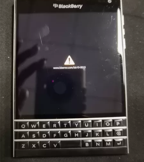黑莓手机，开机就这个页面，成色如图，在屏有...