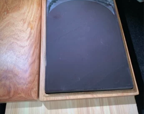 端砚名坑精品一一坑仔岩祥云纹饰实用砚。