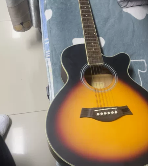 吉他全新，没用过，买来不会玩，一直放着 感...