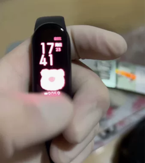 小米手环6标准版。用了一年。续航正常，有轻...