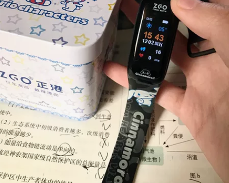 闲置玉桂狗蓝牙手表！！便宜出 买来没用几天...