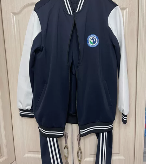 高中校服，9.5新，不是滑料，裤腿改瘦，1...