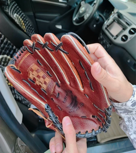 友出棒球手套,什么牌子忘了,学校统一买的红...