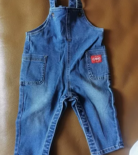 阿卡帮时尚背带牛仔裤，90码，男女宝宝都可...