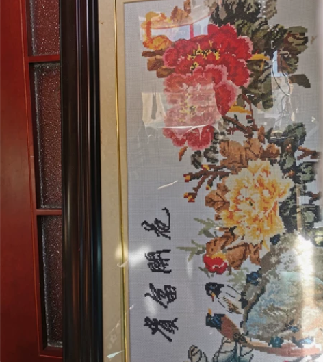 刺绣画,自己绣的已裱好了。墙上太多了挂不下...