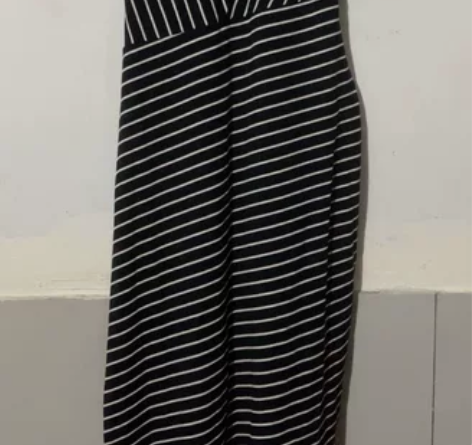 线下店铺购买的，全新吊牌还在。女士连衣长裙...