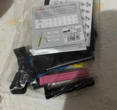 大四忙考研出一把吉他   邮费到付 感兴趣...