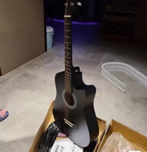 低价出售琴行卖900多的全新吉他，音质各方...