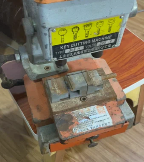 旧的配钥匙机可以改装小台钻,成色不太好,功...