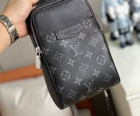 LV男士腰包胸包黑花经典款男士lv邮差包斜...