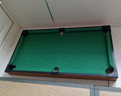 迷你台球桌游，含台球和球杆。 桌子长70c...