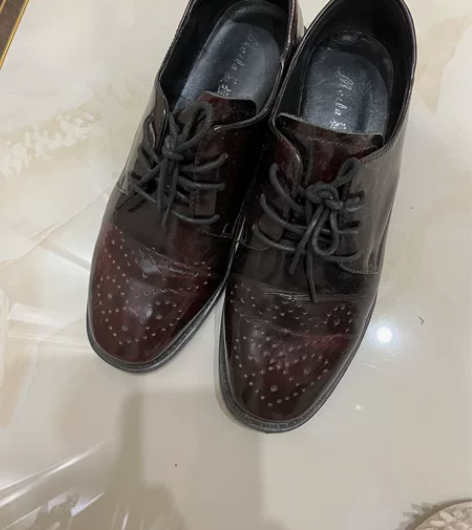 暗酒红真皮平跟单鞋36元，37码正常码，非...