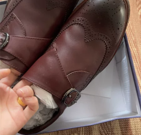 百思图牛皮男鞋布洛克 40码，鞋子偏大。棕...