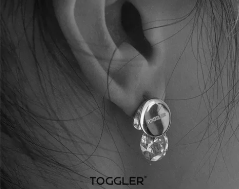 TOGGLER 圆形晃动钻石耳环 高级设计...