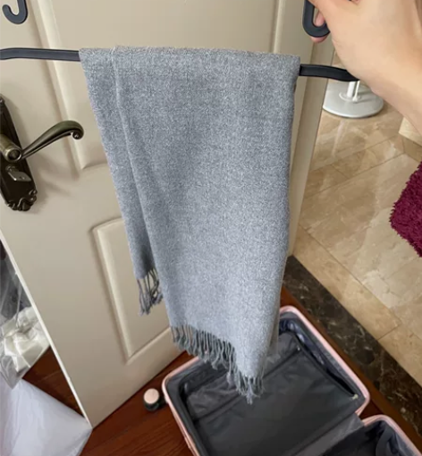 灰色 含羊毛围巾 几乎全新，店里买的特价，...