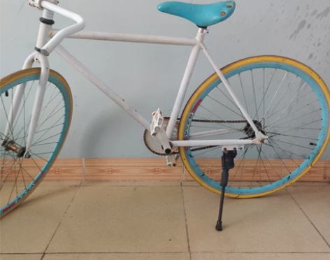 死飞公路自行车，前胎爆了要补一下或者换个胎...