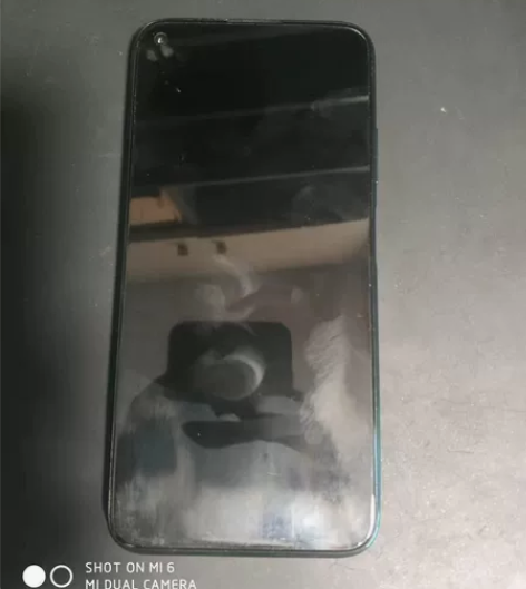 华为nova6SE，成色如图，后壳有些印渍...