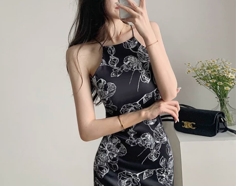 冷淡风女装高级感挂脖露肩吊带连衣裙女夏修身...