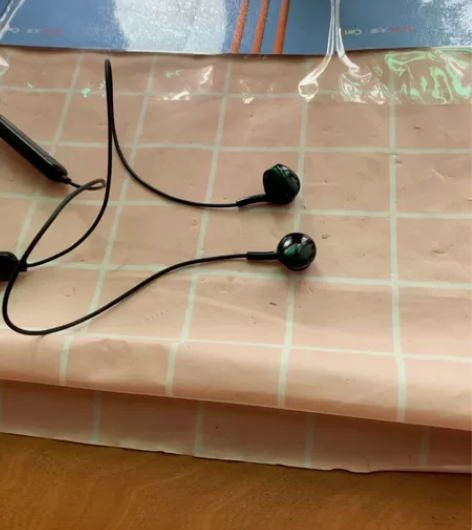 8成新雅兰仕蓝牙耳机， 音质优美清晰，低音...