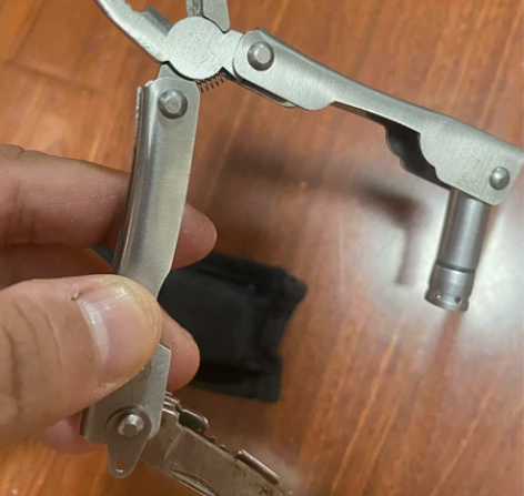 多功能 便携折叠工具 钳子 手电 螺丝刀 ...