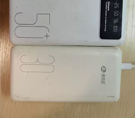 出两个大容量充电宝，适用于苹果小米华为op...
