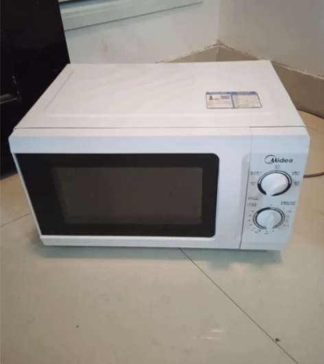9成新美的微波炉，实物照片，质量跟新的，差...