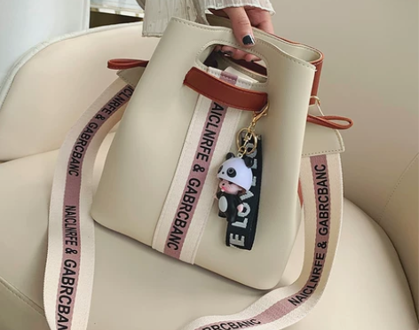 天彩翼飞 女士斜挎包 水桶包 宽肩带 感兴...