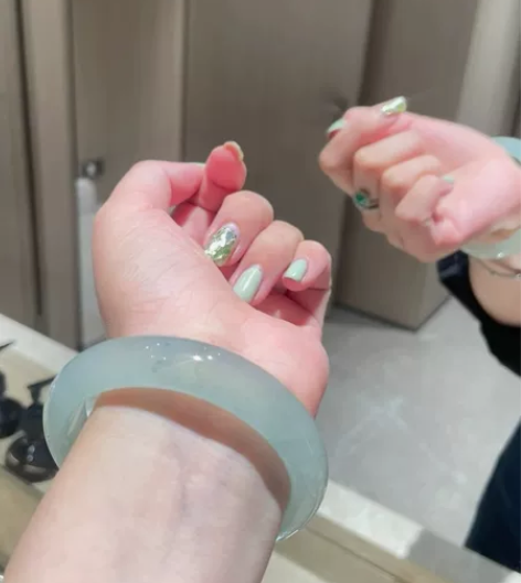 分享是高冰睛水翡翠手镯。一起来看看它的 美...