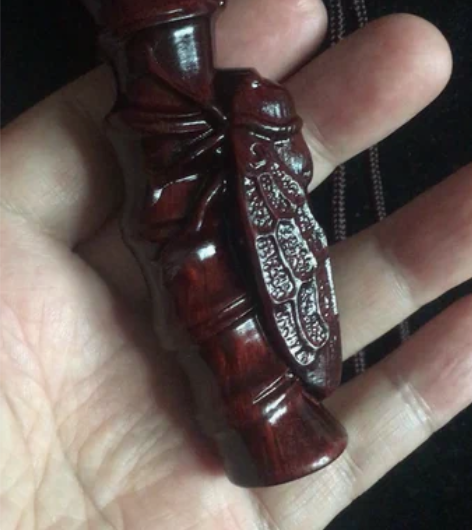 实体店倒闭放漏一批实木小叶紫檀手把件一鸣惊...