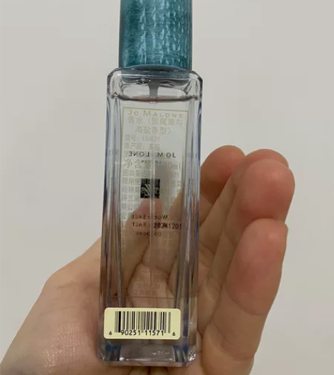 朋友送的祖马龙香水,不喜欢。喷了两次。 感...