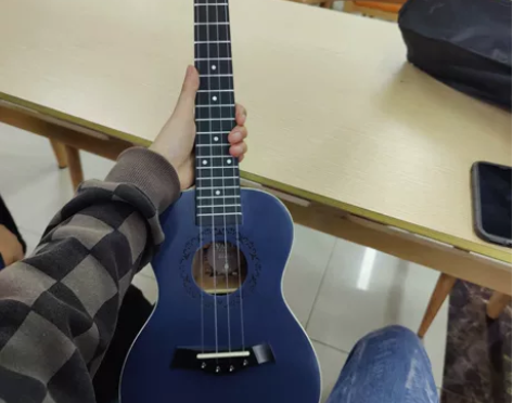 女大学生自用尤克里里 低价出售 没时间玩 ...